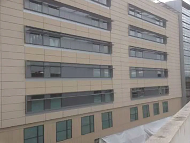 Kaiser Permanente: Main elevation with window box panels (lighter color), and spandrel/column cover panels (darker color).